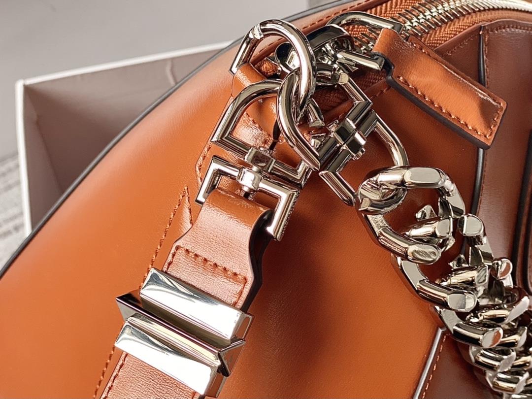 New 2022The classic Antigona motorcycle bag from Givencys GIVENCY is made of cowhide with a sl