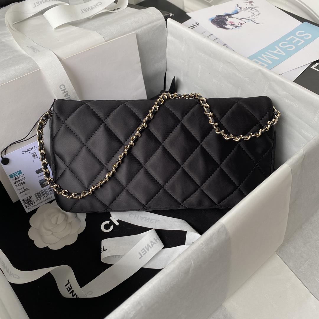 The Chanel23A popular pearl stick bag AS3791 has the same actual capacity as the CF small size