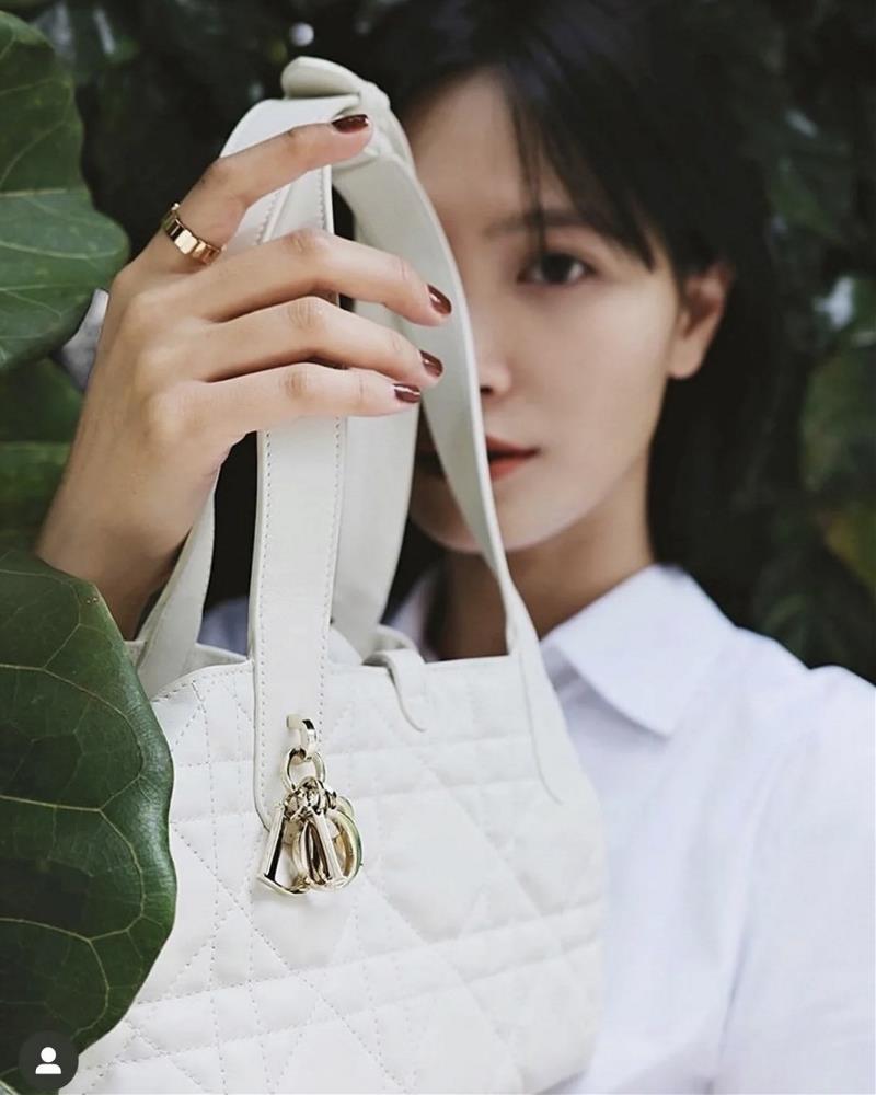 White trumpet Handbag a popular itemThe one that comes out immediately and is in short su