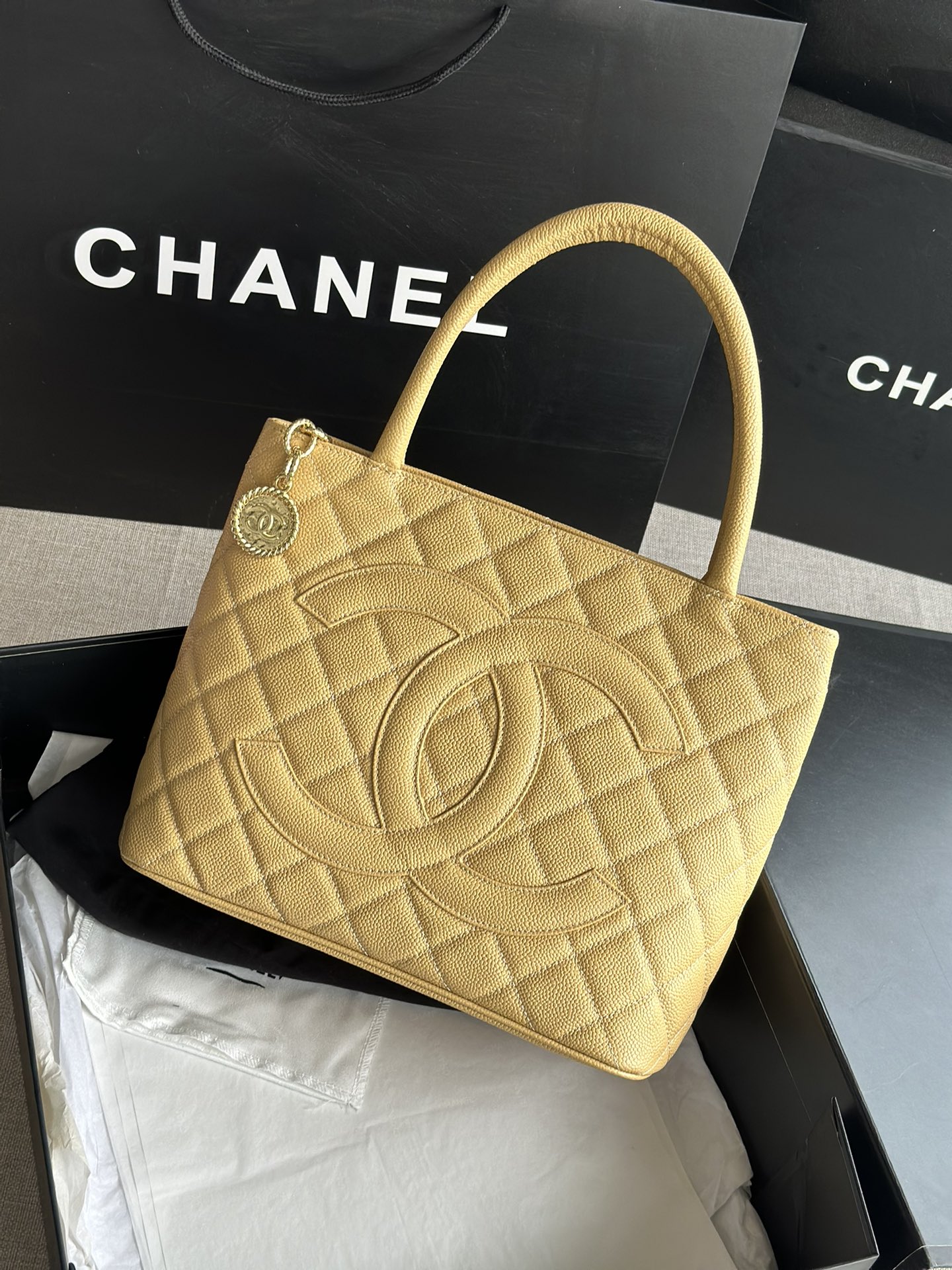 CHANEL model AS1804, 2022, the all-new Ultimate Edition, recreates the classic Vintagep Hilton bag. 