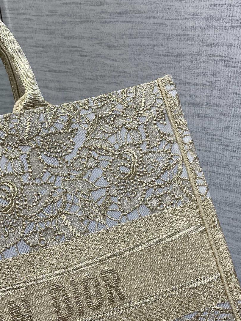 The latest lace mesh series from the largesized Tote is elegant and atmospheric When placed se