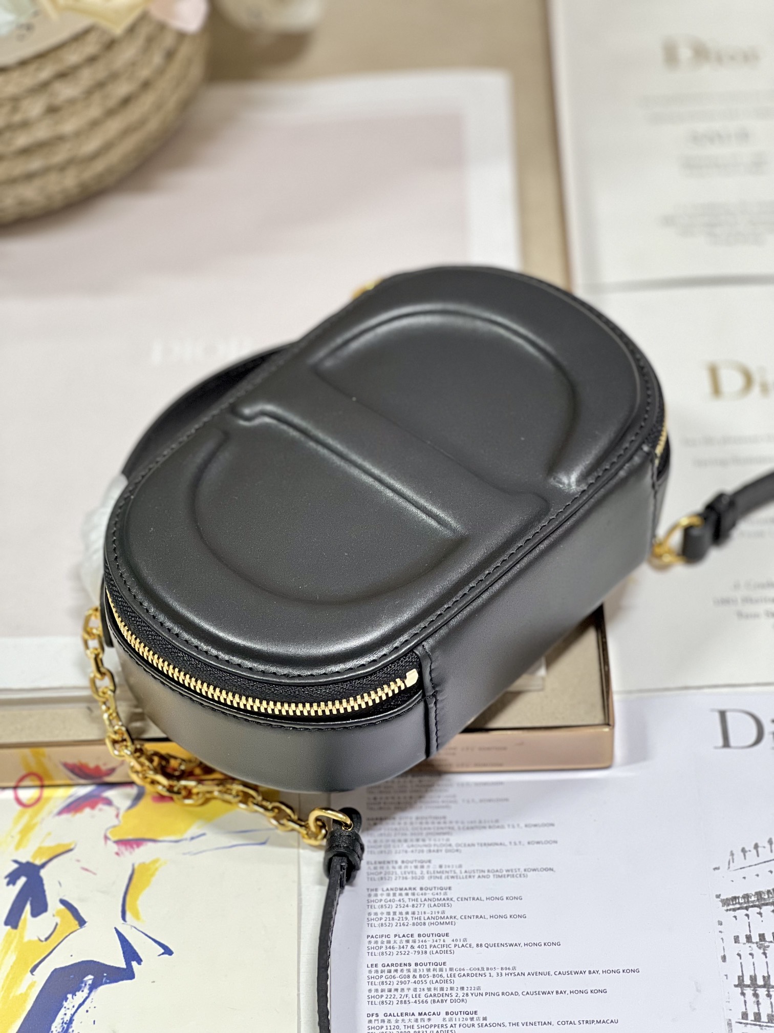 CD Signature Oval Camera Bag BlackThis CD Signature Oval Camera Bag is a new addition to the a