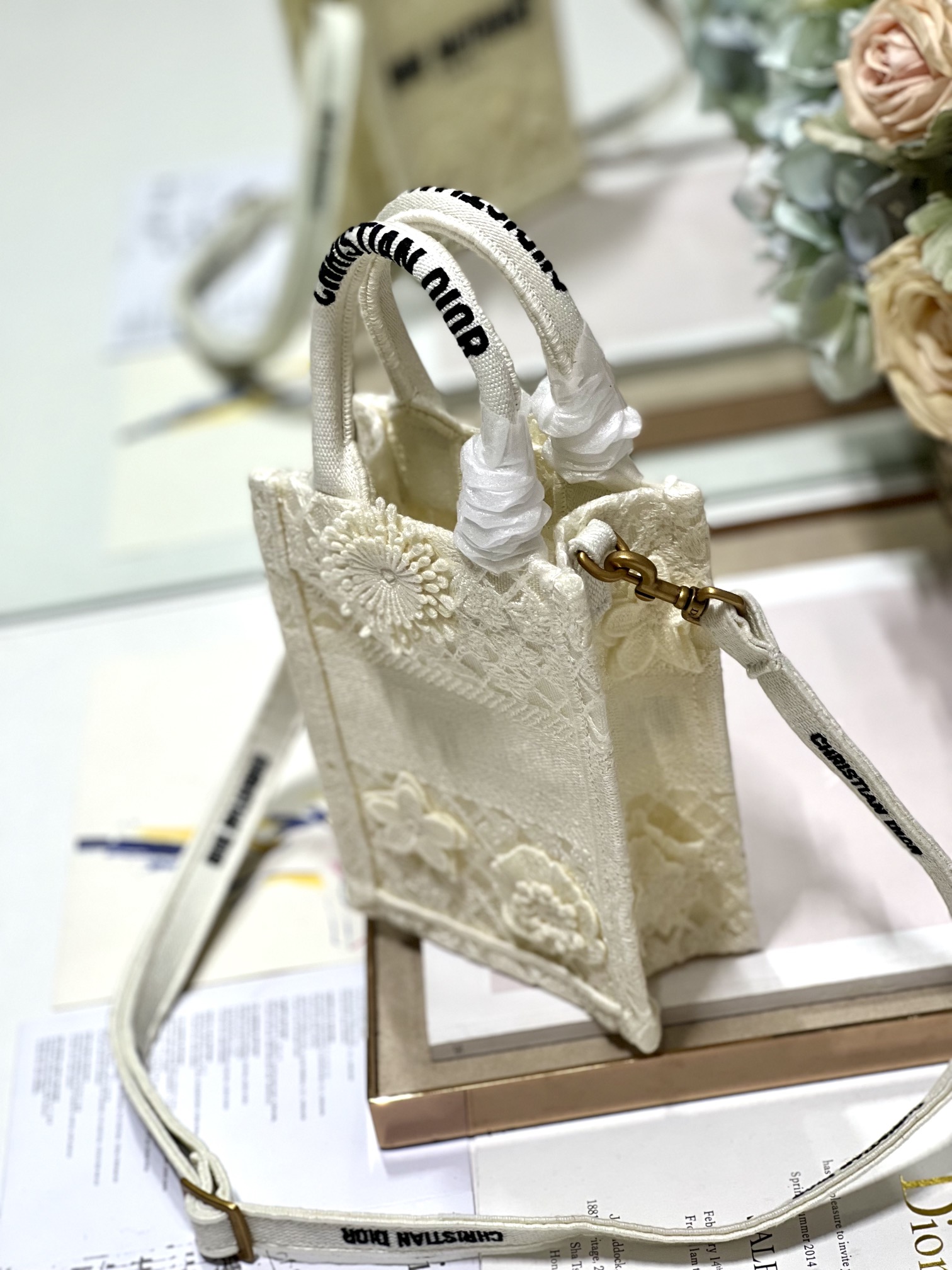 Dior Mini BOOK TOTE Mobile Bag Fish Silk WhiteThis phone bag is a new product of this season d