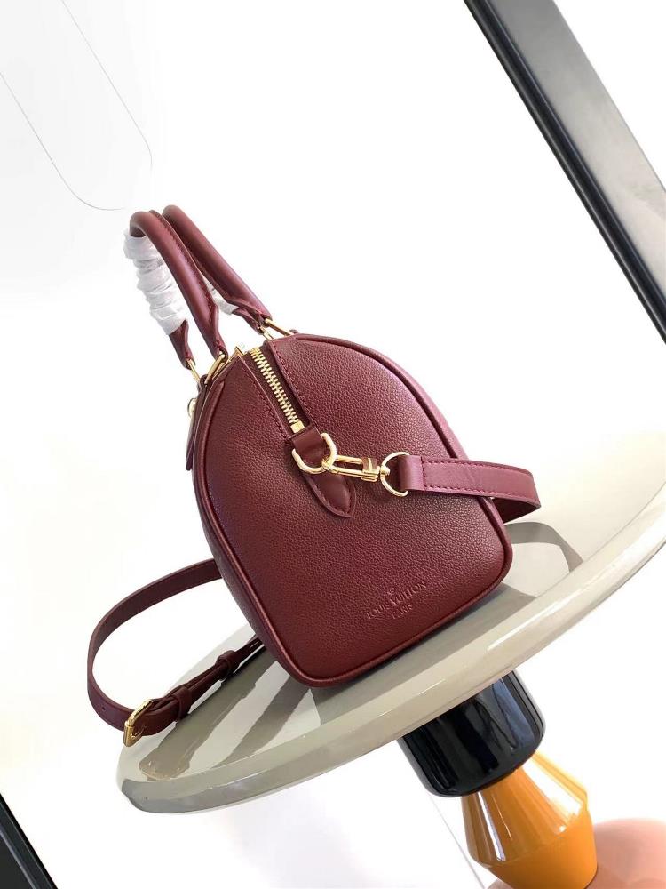 The M59273 M58947 M58951Speed Bandoulire 25 handbag is eyecatching in the 2021 Autumn Wil