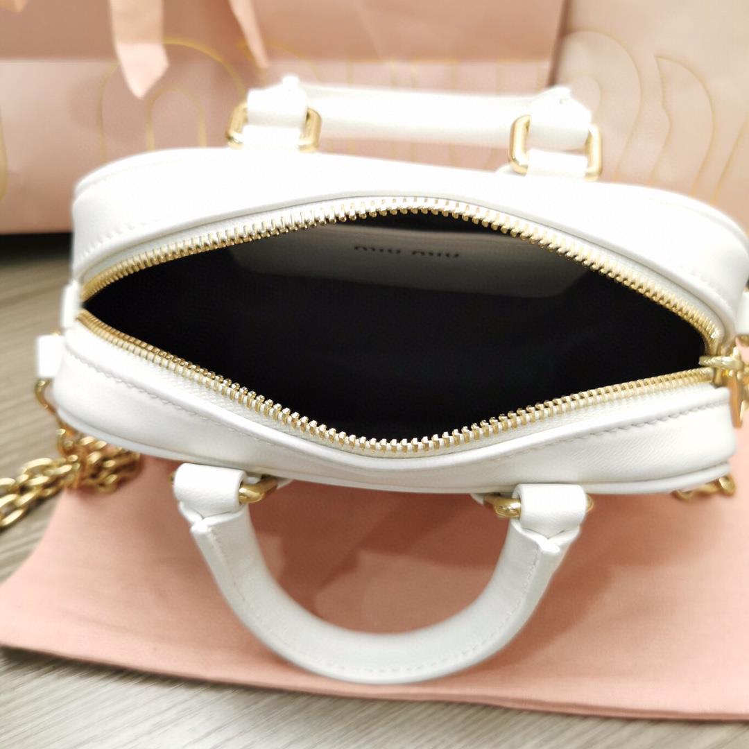 Small size The M familys new product Too Pretty Bowling Handbag features imported lamb skin cl