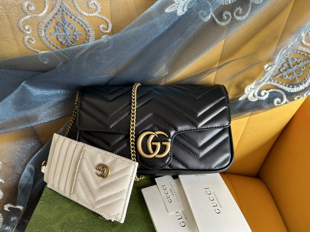 The original leather double G accessory design injects traditional essence into the brands mod