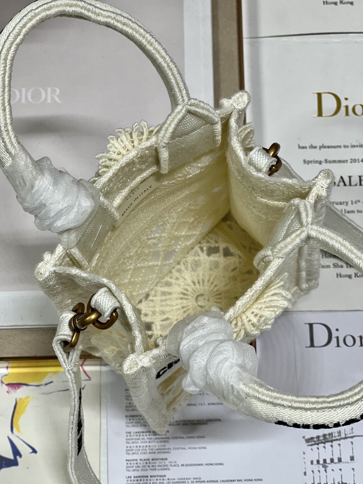 Dior Mini BOOK TOTE Mobile Bag Fish Silk WhiteThis phone bag is a new product of this season d