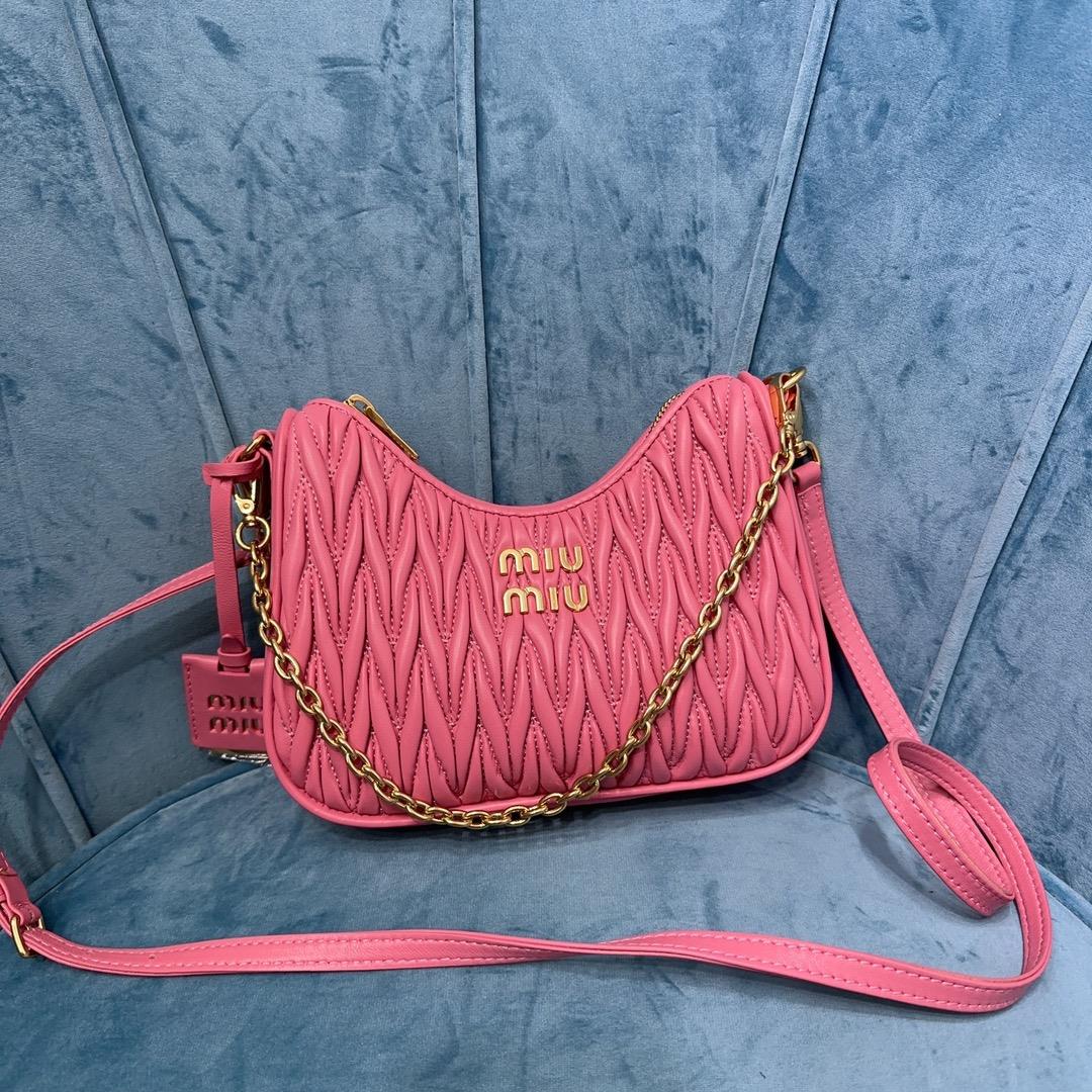 New Miumiu Pleated Chain Bag This brand new soft sheepskin shoulder bag features exquisite Matepass