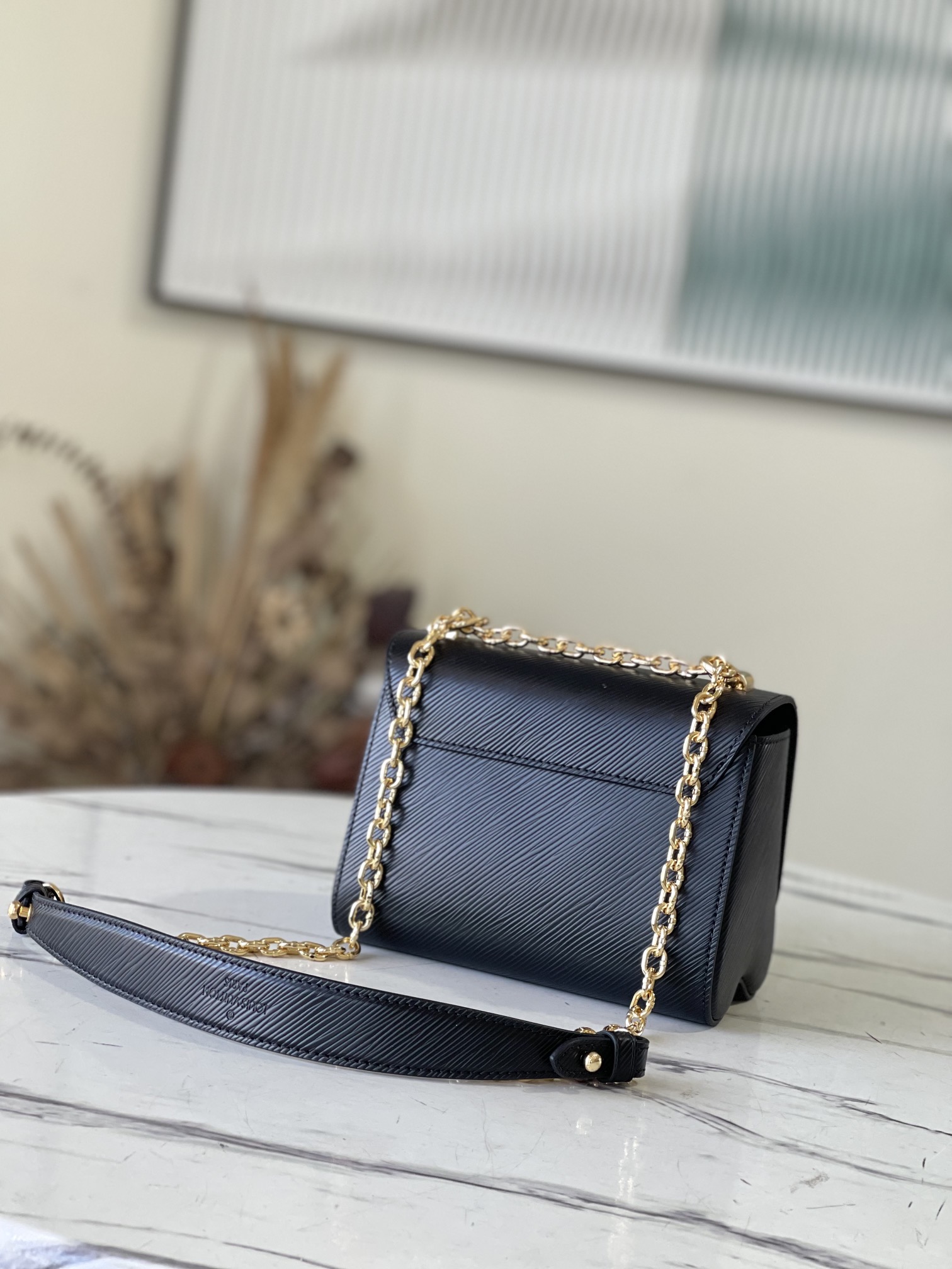 M21119 black 50332 black gold buckleTwist Chain Pack announced the neoclassical trend in the e