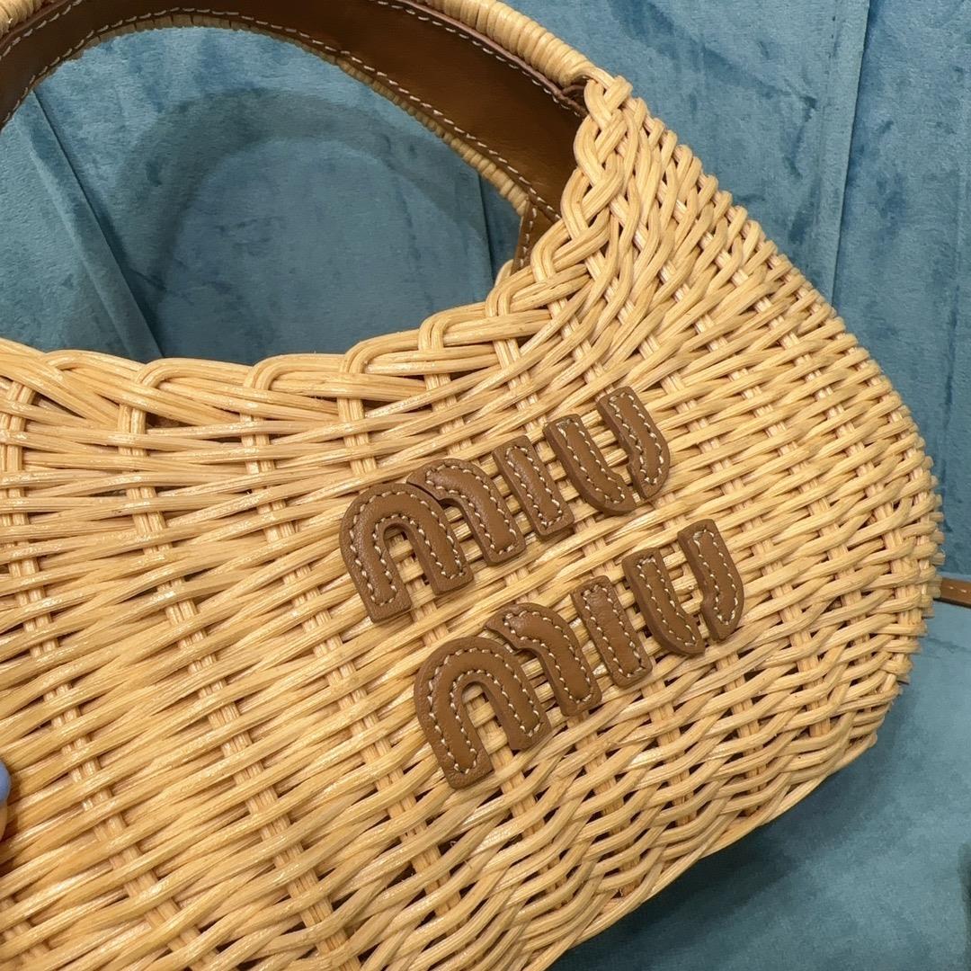 M family5BC125 a milleiu summer pastoral style woven cabbage basket bag has a leather logo log