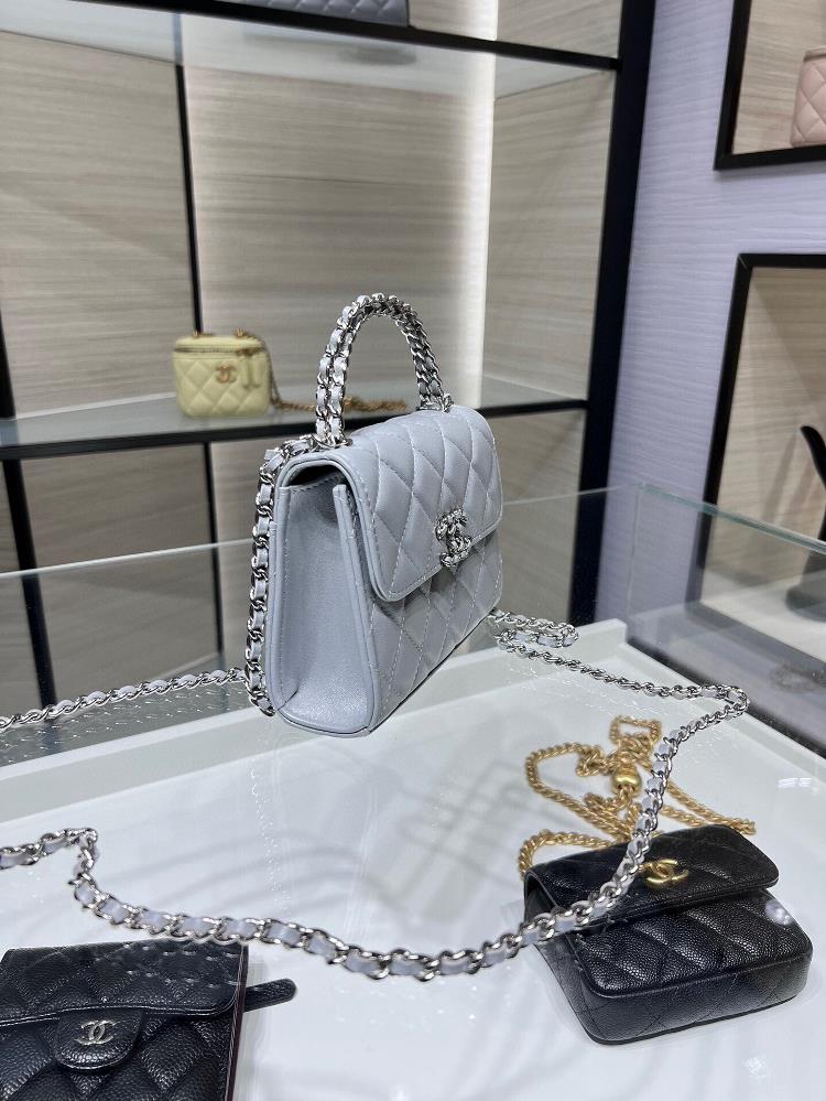 Crafted with precision and attention to detail the Chanel bag AP3237Y exhibits a unique