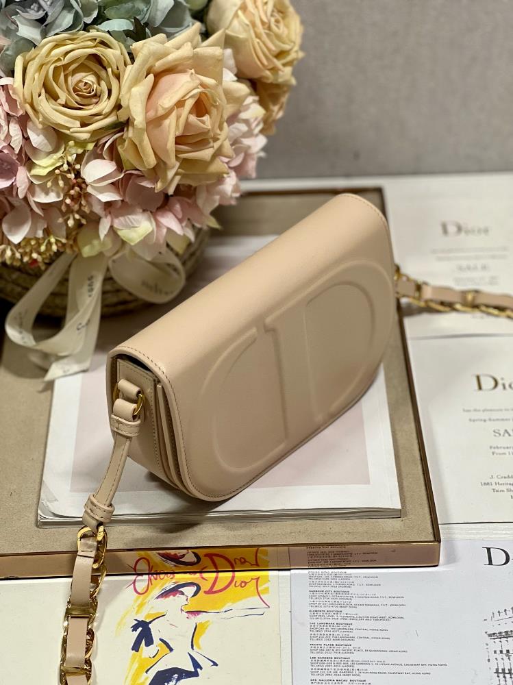 Dior CD Signature Handbag SandThis CD Signature handbag paired with shoulder straps is a