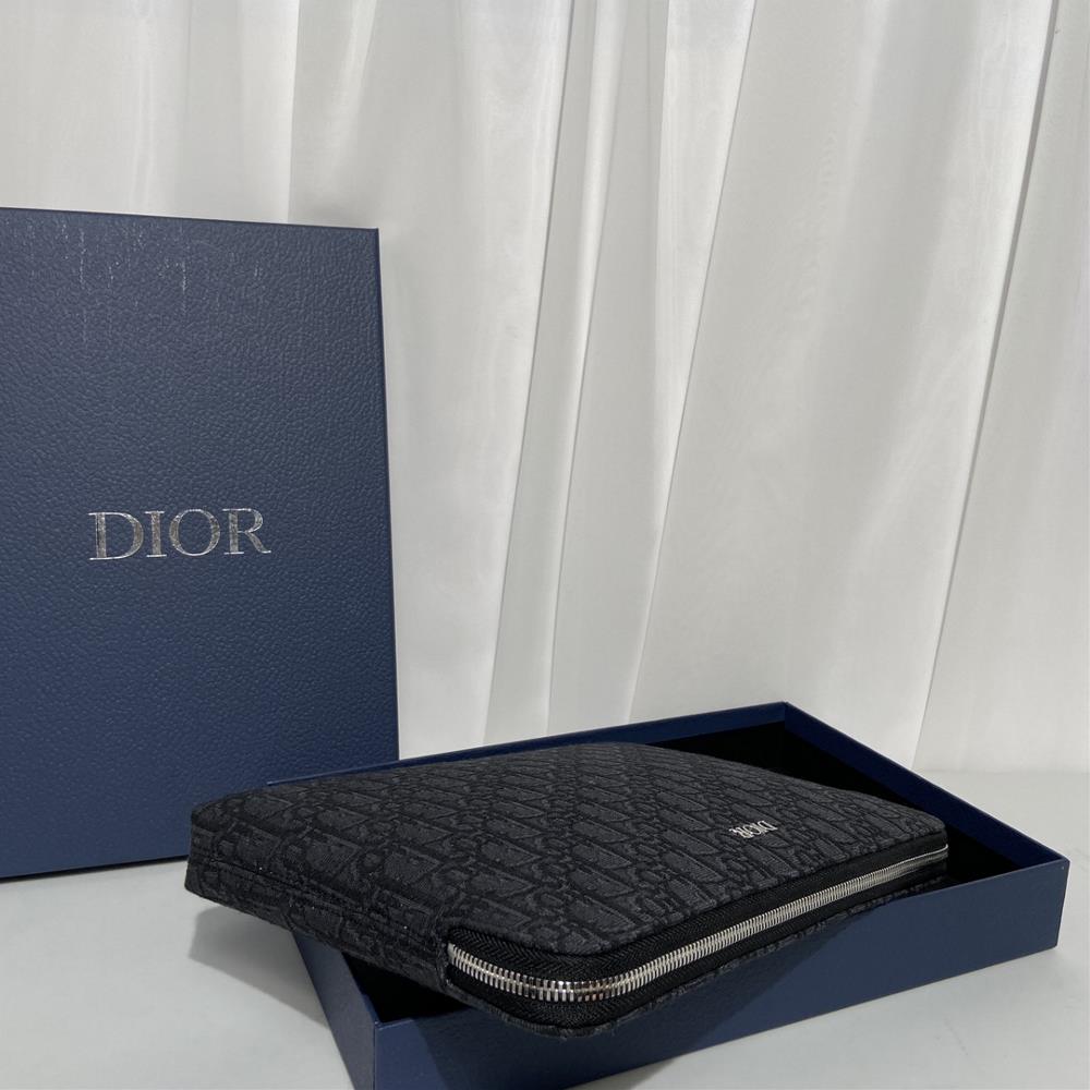 DIOR handbag 90571This handbag is adorned with the iconic Oblique print dating back to th