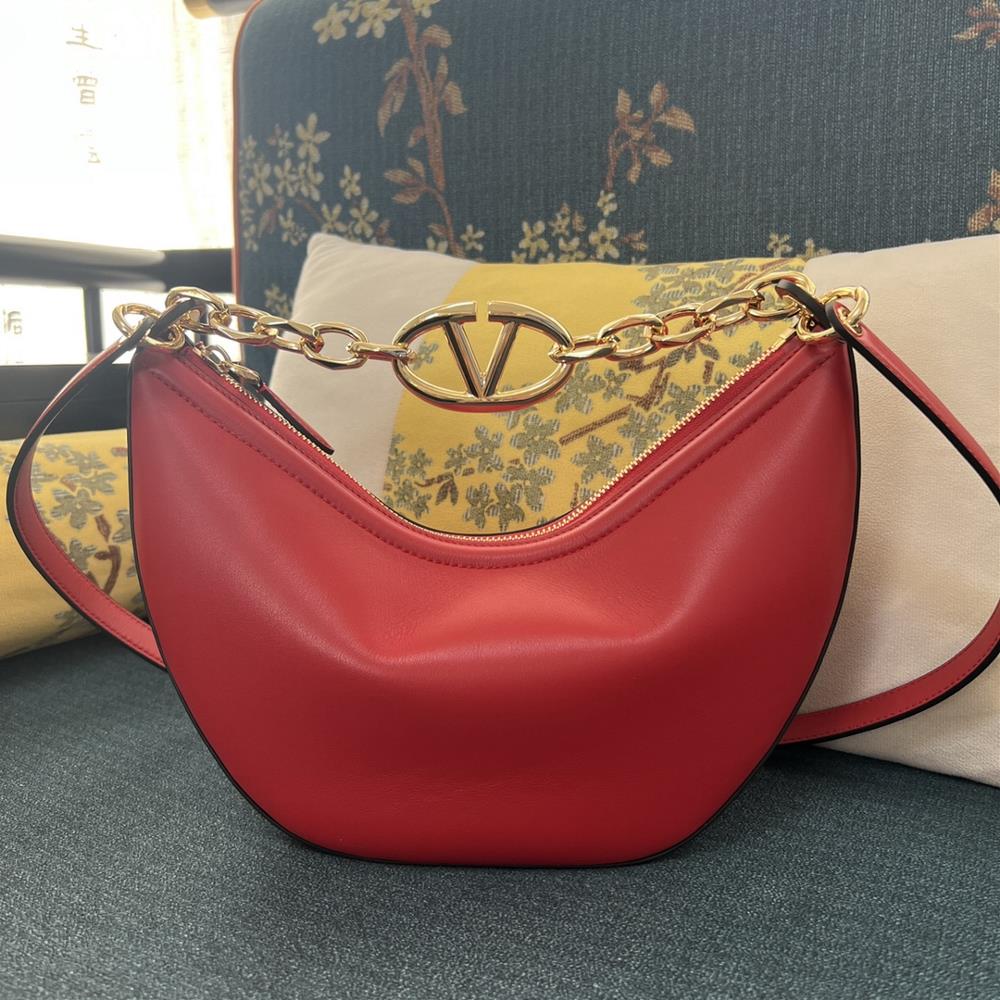 Small model 2080B plain weaveGARAVANI VLOGO MOON small chain leather HOBO handbag Thanks to a chain and detachable leather shoulder straps this hand