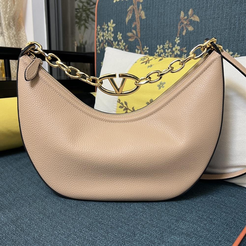 Large model 2081A Litchi grain GARAVANI VLOGO MOON small chain leather HOBO handbag Thanks to a chain and detachable leather shoulder straps this ha