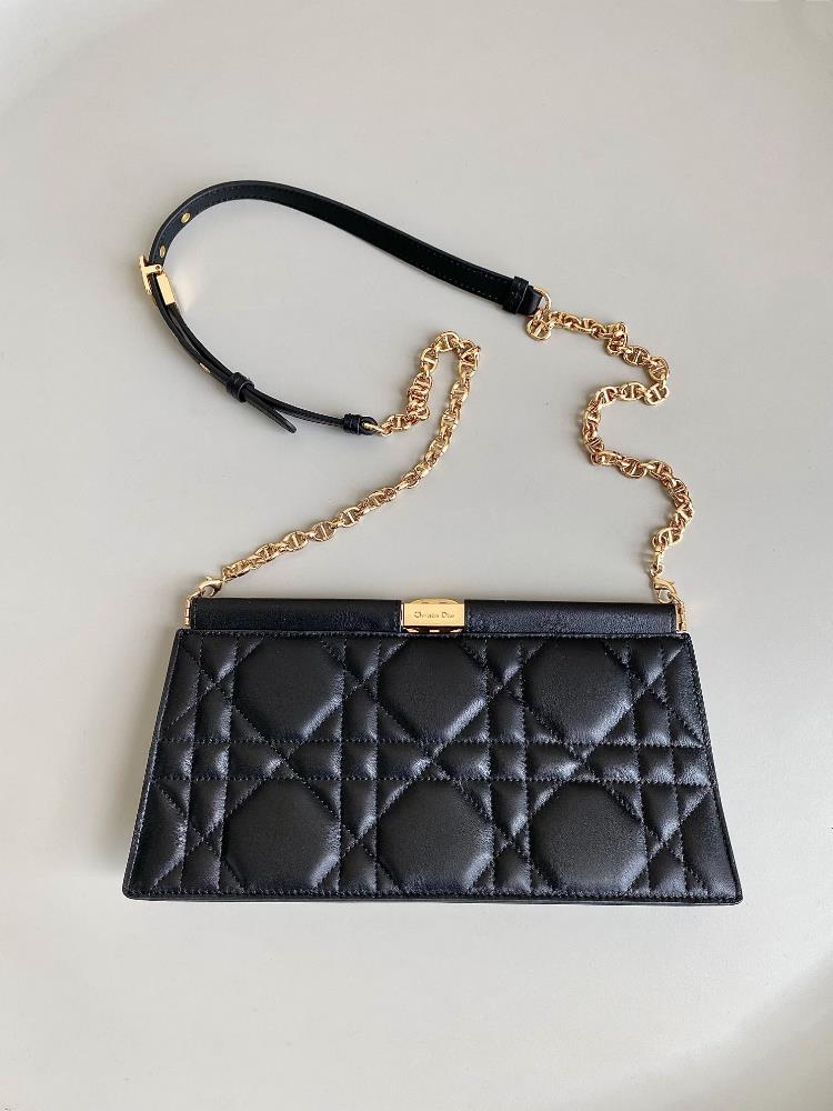 black Chain handbag Still an indispensable classic Darling grid CD metal opening and closi