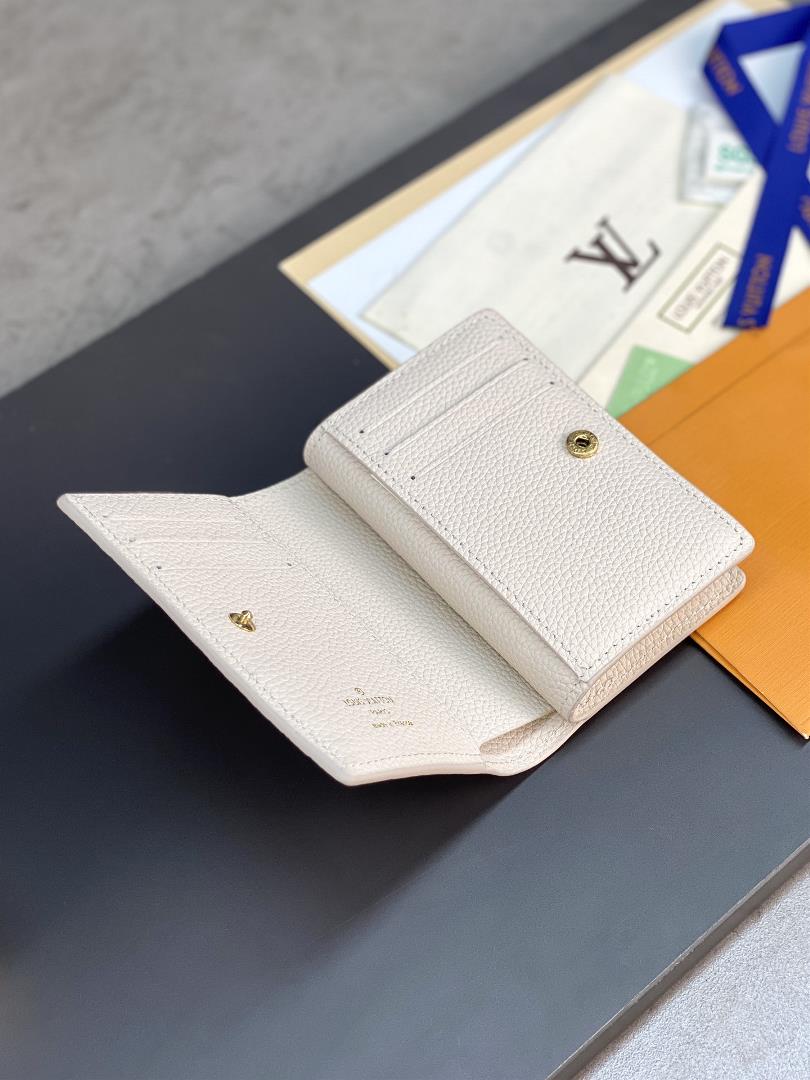 The M81927 white silk printed Cla wallet is made of Monogram Imprente soft grain cowhide a