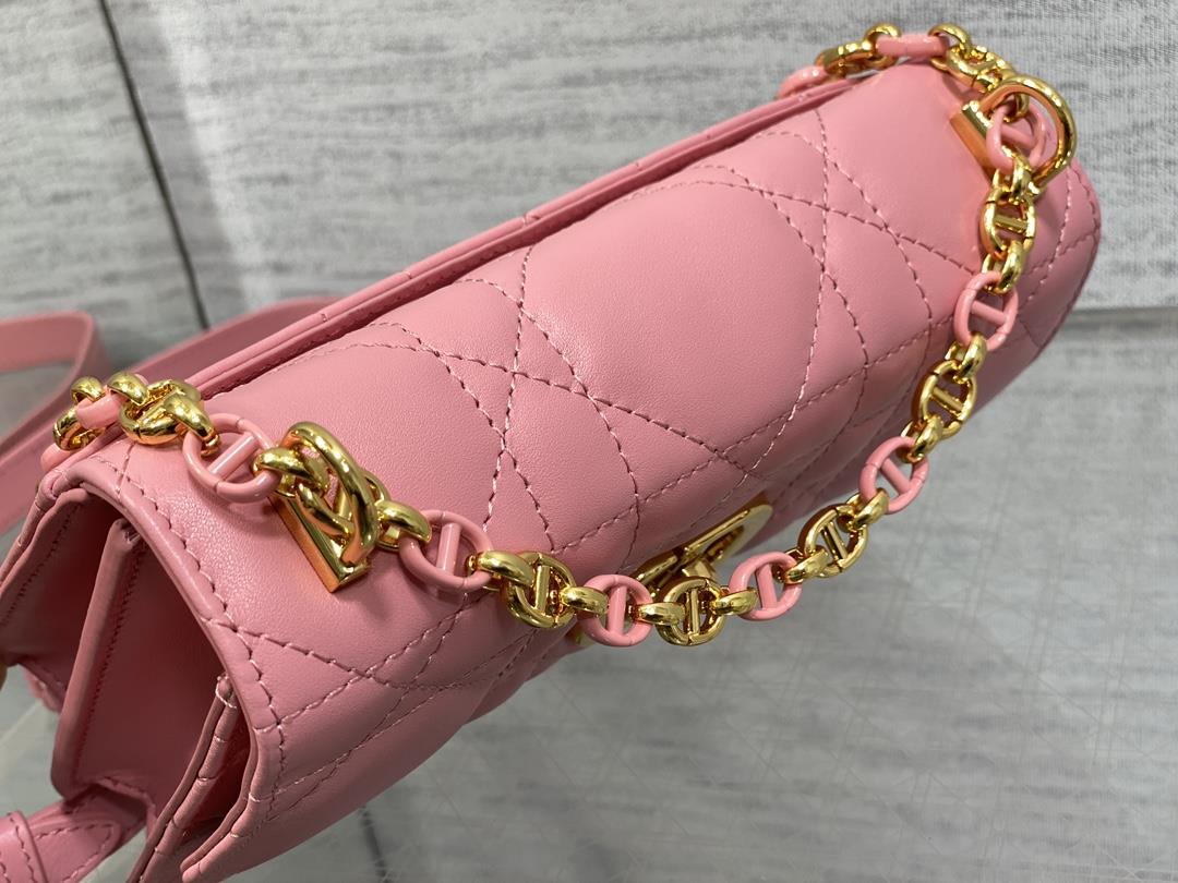 Pink SpotThe chain handbag has been opened and hung making it popular There are no surprises o