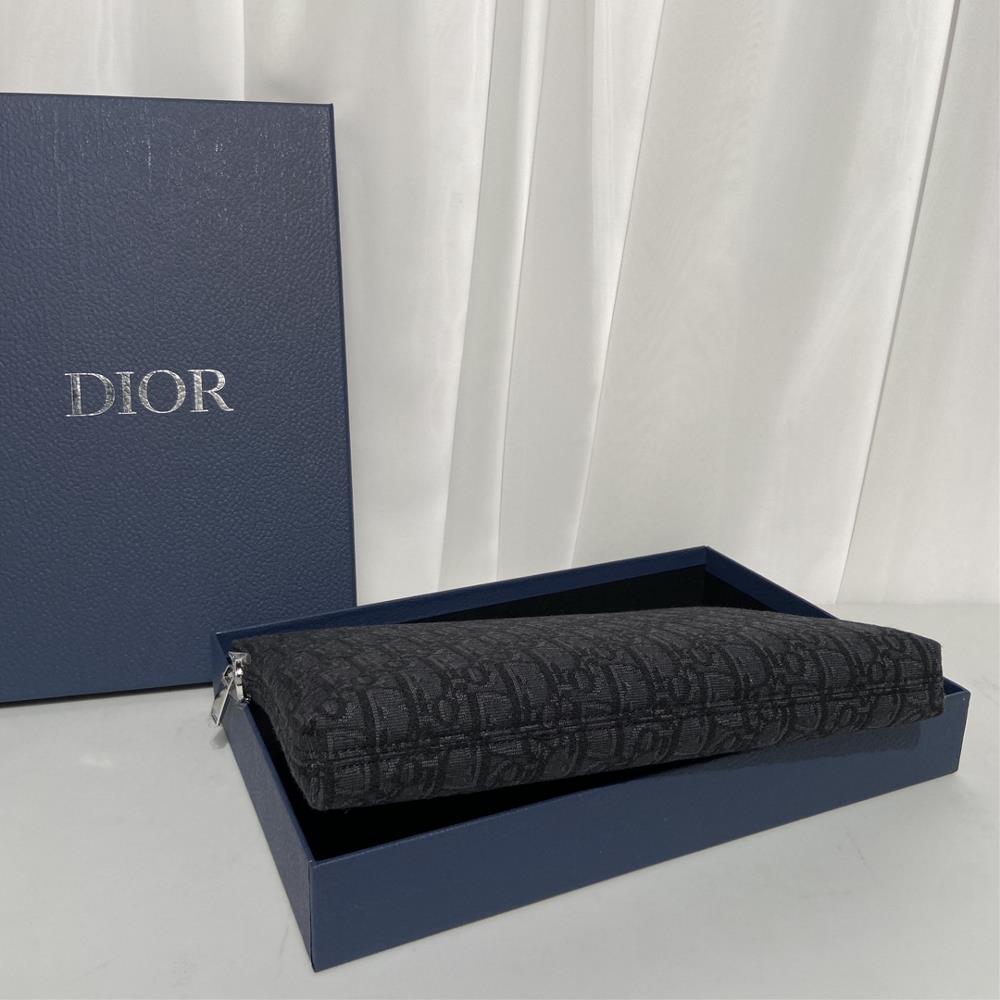 DIOR handbag 90571This handbag is adorned with the iconic Oblique print dating back to th