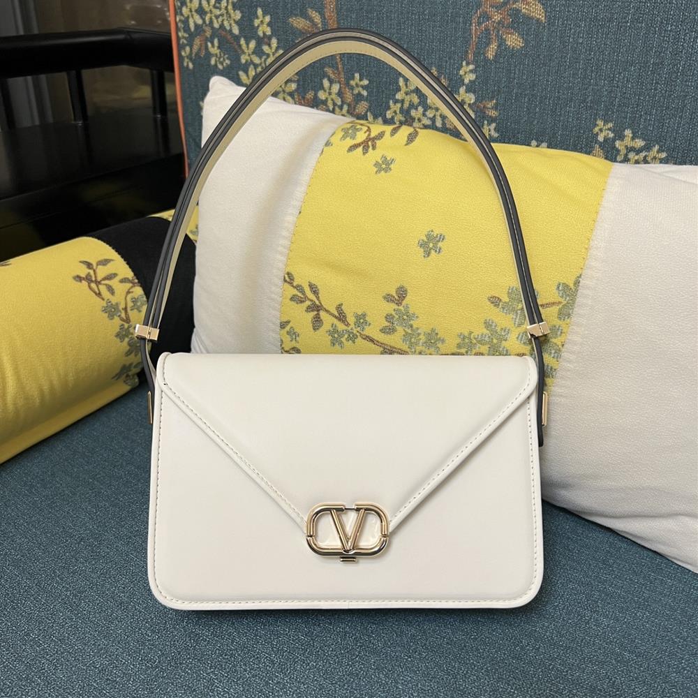 Model 1050L LargeGARAVANI LETTER large calf leather handbag with VLOGO SIGNATURE snap closure Thanks to the adjustable shoulder strap design this ha