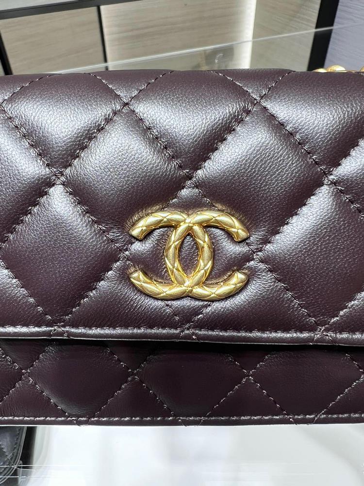 For a personalized touch one can accessorize the Chanel bag AP3047Y with a silk scarf or