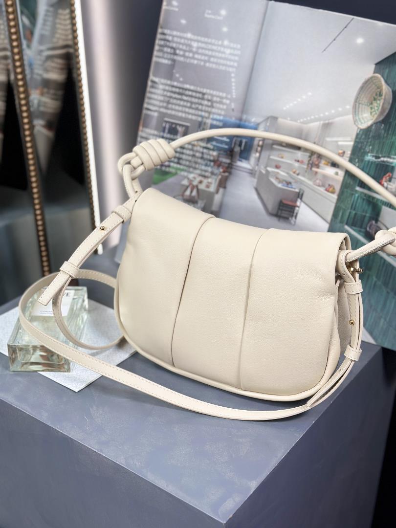 Brand new handbag beige white Size 25178cm Exquisite workmanship simple and elegant silho