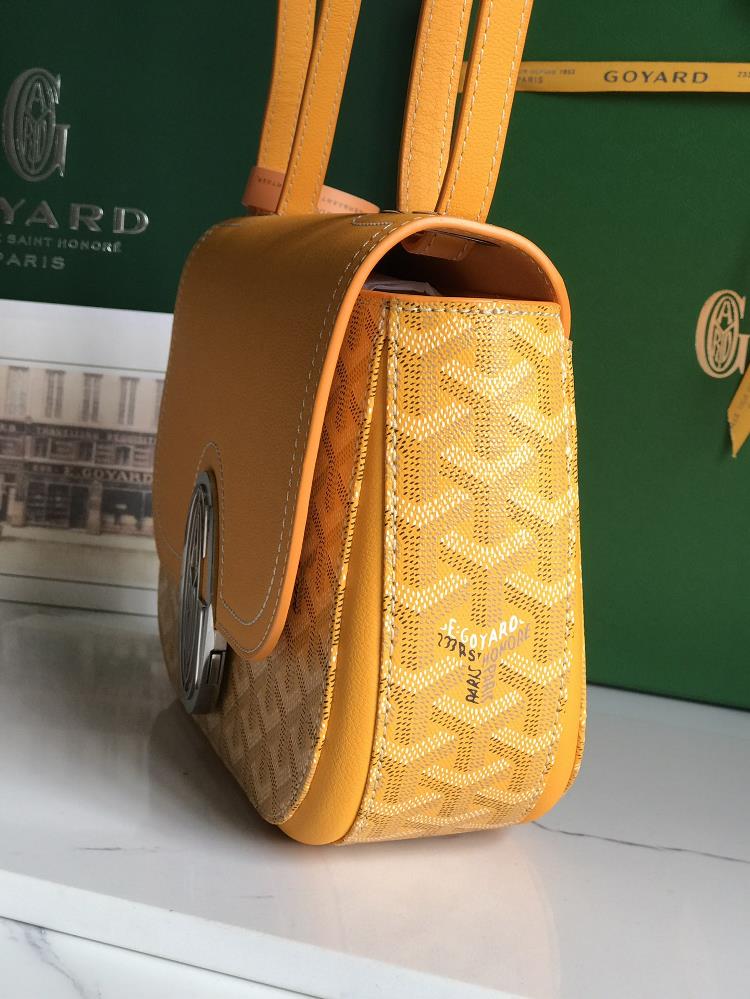 GOYARD 233 lll retains the iconic elements of the classic version such as eyecatching me