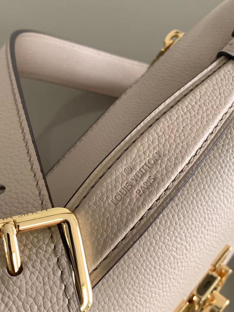 The M22735 M22792 Oxford handbag is made of soft grain leather and showcases the brands s