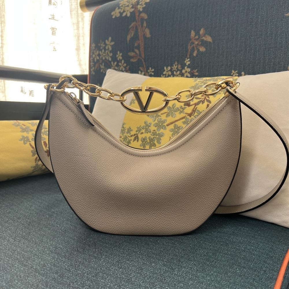 Small model 2080A Li WenGARAVANI VLOGO MOON small chain leather HOBO handbag Thanks to a chain and detachable leather shoulder straps this handbag c