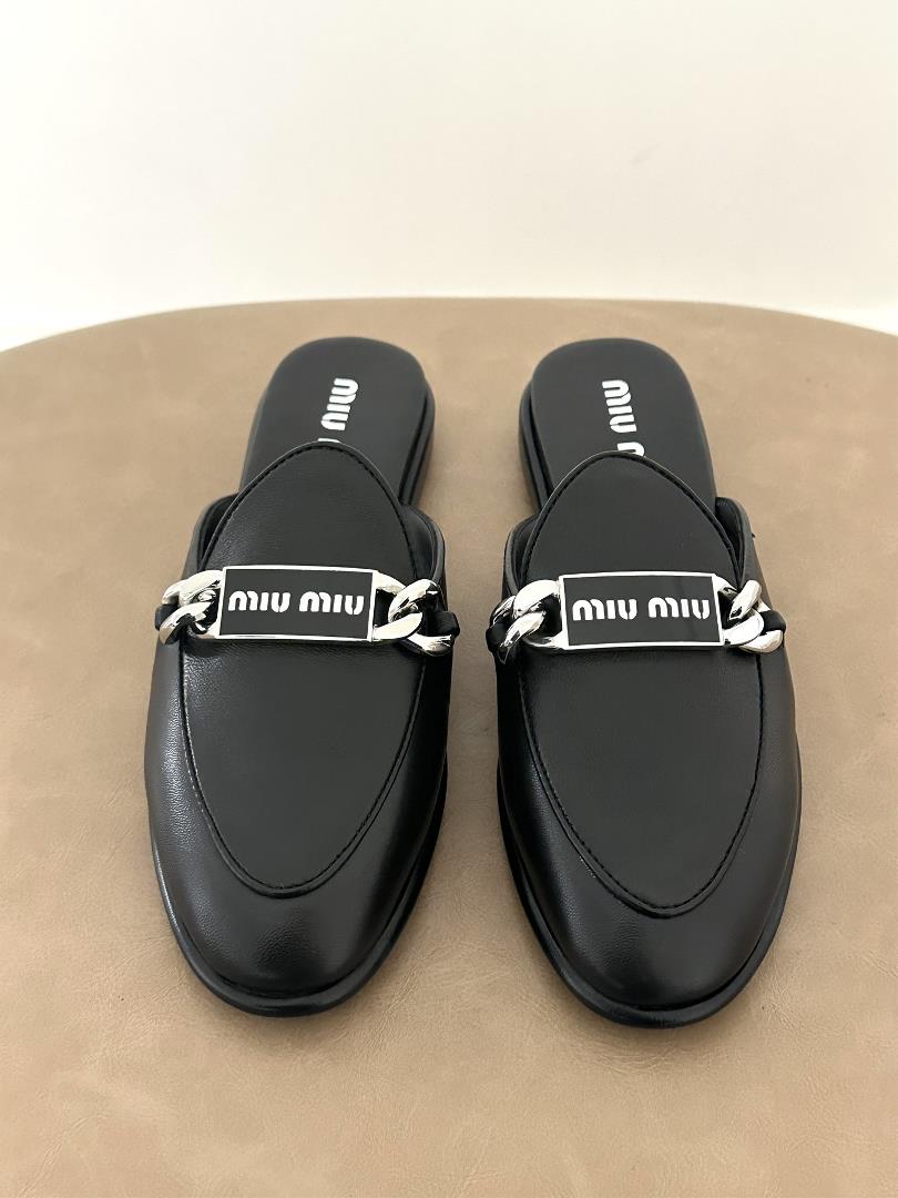 Black MIUI MIU Metal Chain Flat Bottom Half Trailer Muller SlippersSize3536373839Many babies dont l