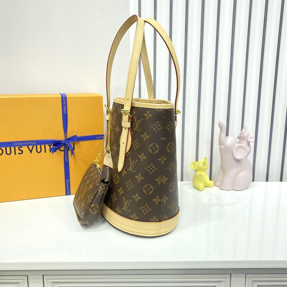 First and foremost the LV Bag M42238 is personalized to fit the needs of its wearer Made