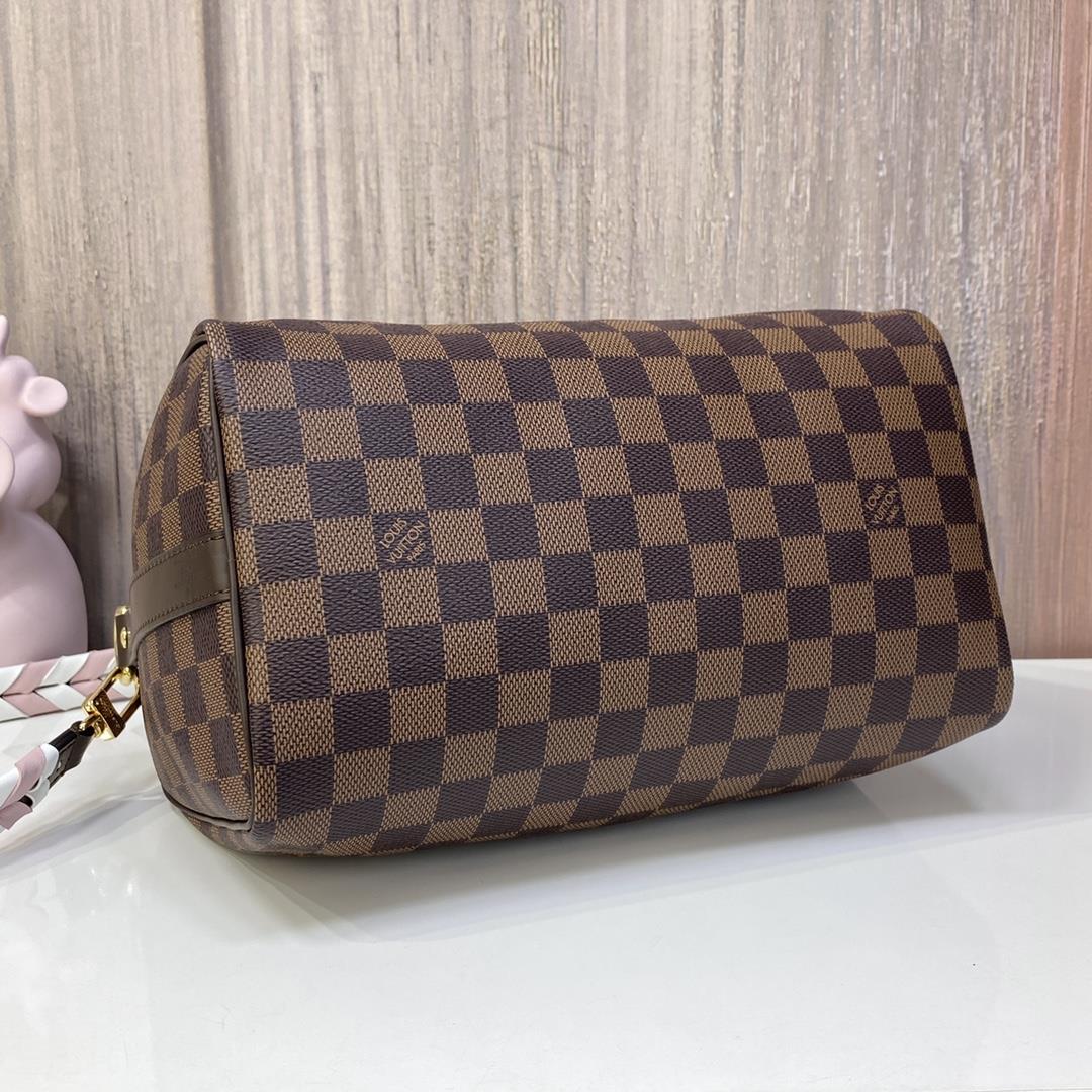 N40450 SPEEDY BANDOULIRE 25 handbagThe Damier Azur canvas features a leather finish and the SP