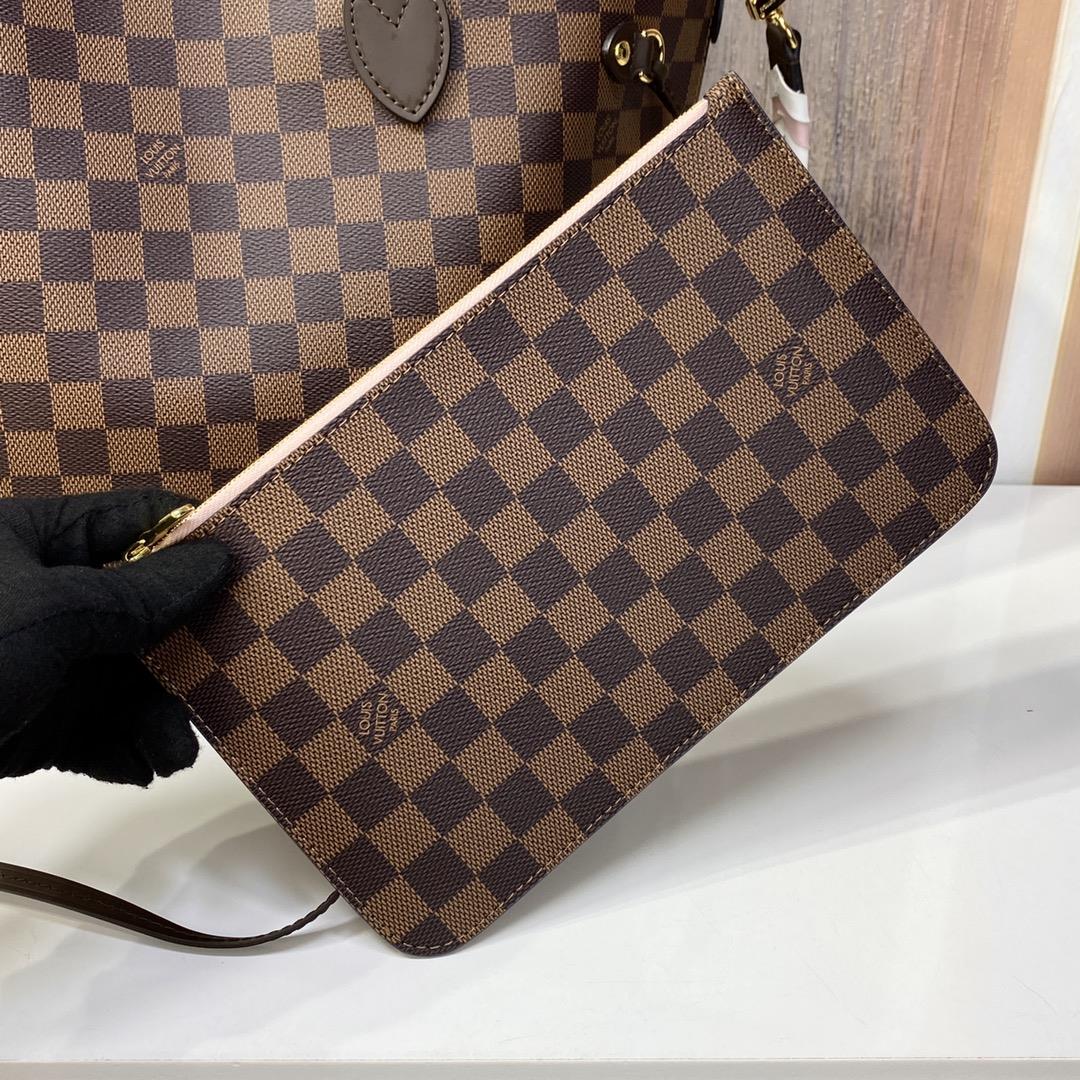 The new N40448 Neverfull classic handbag features a detachable woven leather strap Each leathe