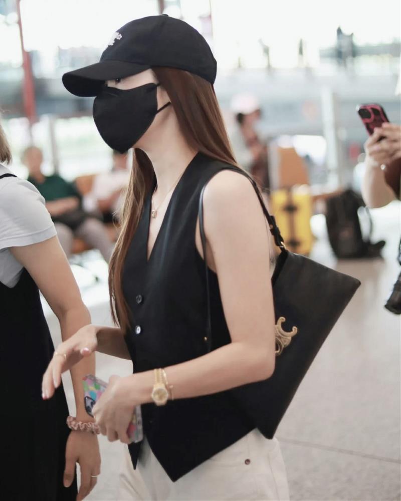 In addition to its fashionable design the Celine Underarm Bag is also highly functional