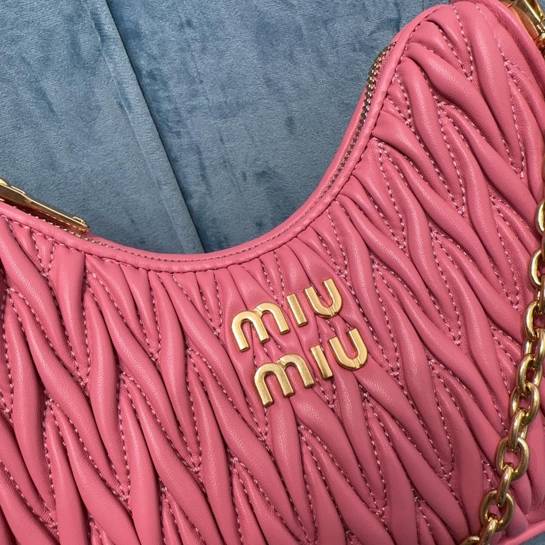 New Miumiu Pleated Chain Bag This brand new soft sheepskin shoulder bag features exquisite