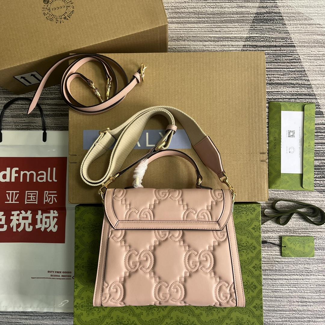 Equipped with a complete set of packaging GG Matelass leather interprets the brands iconic mat