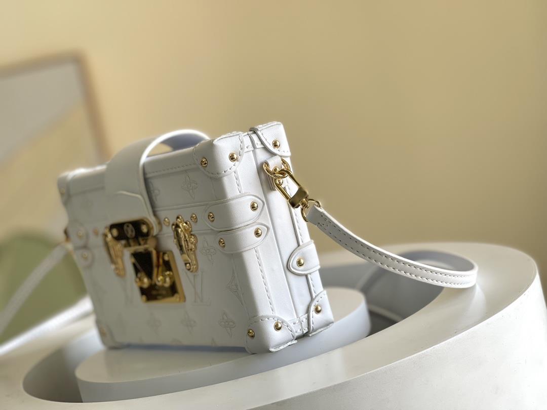 The toplevel original M20847 white Petite Malle handbag is made of cow leather and features a 