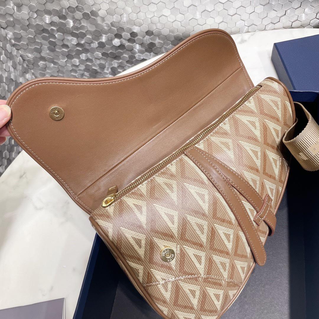 DIOR saddle bagThis saddle bag reinterprets the classic silhouette with canvas and is ador