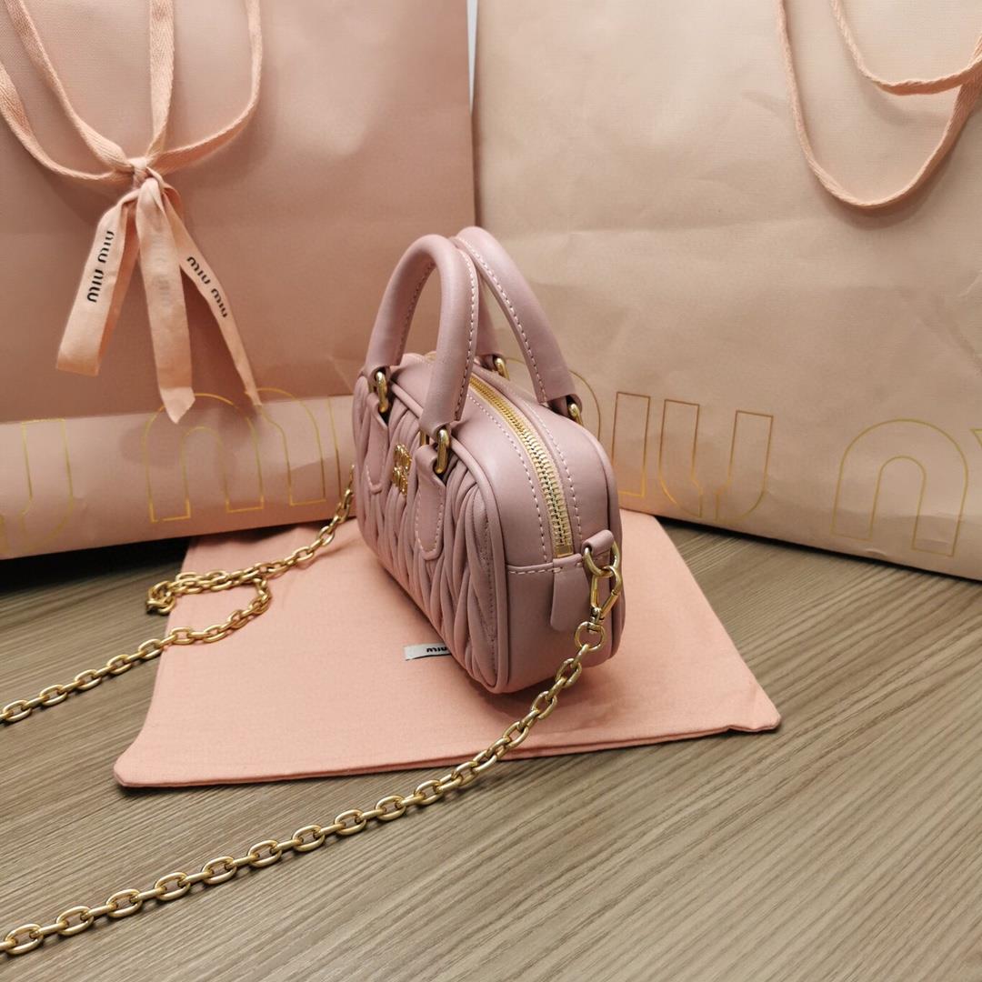 Small size The M familys new product Too Pretty Bowling Handbag features imported lamb skin cl