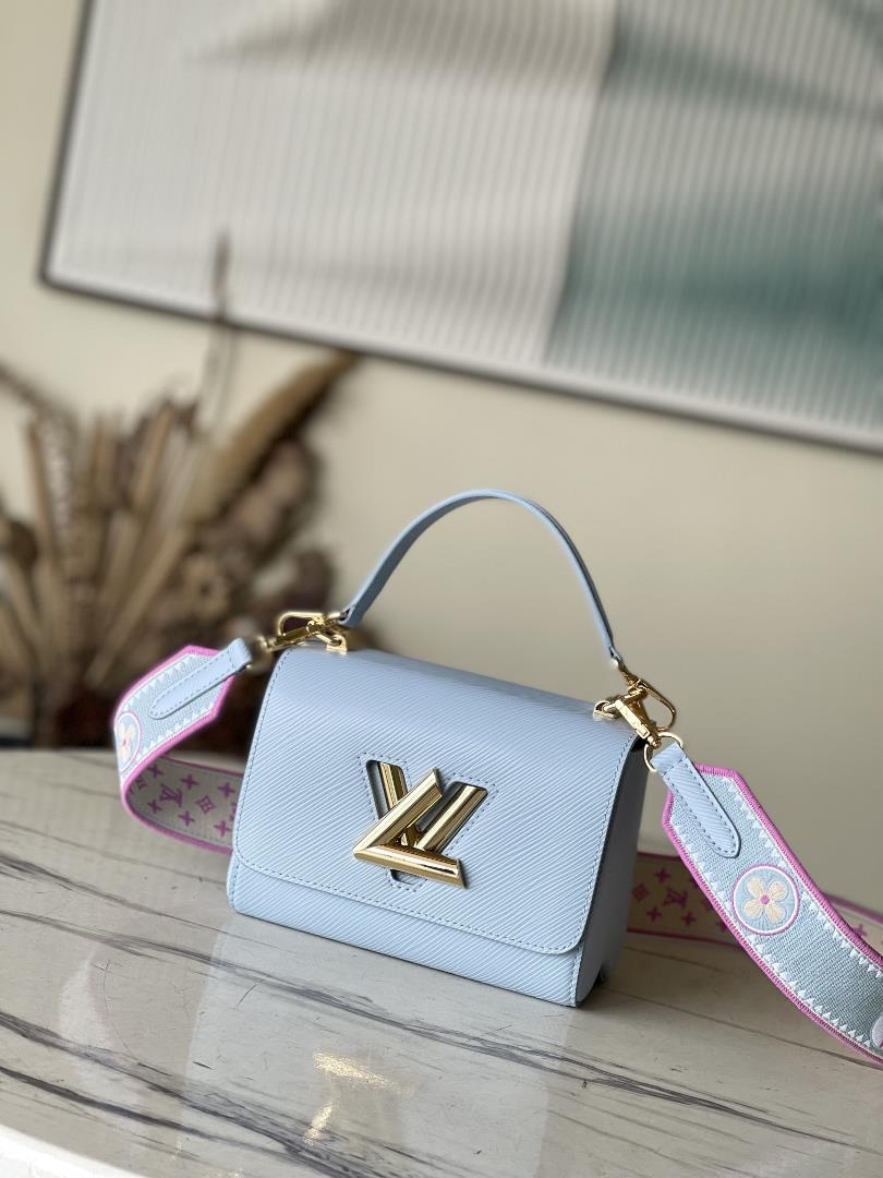 M22515 Blue 50332 Blue RibbonThis Twist small handbag is made of Epi grain leather featuring an enla