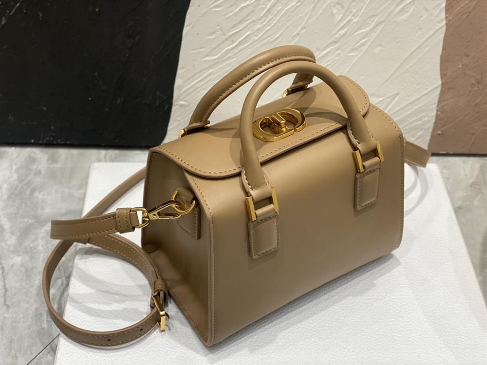 The first thing that caught my eye about this bag is its unique unconventional shape The