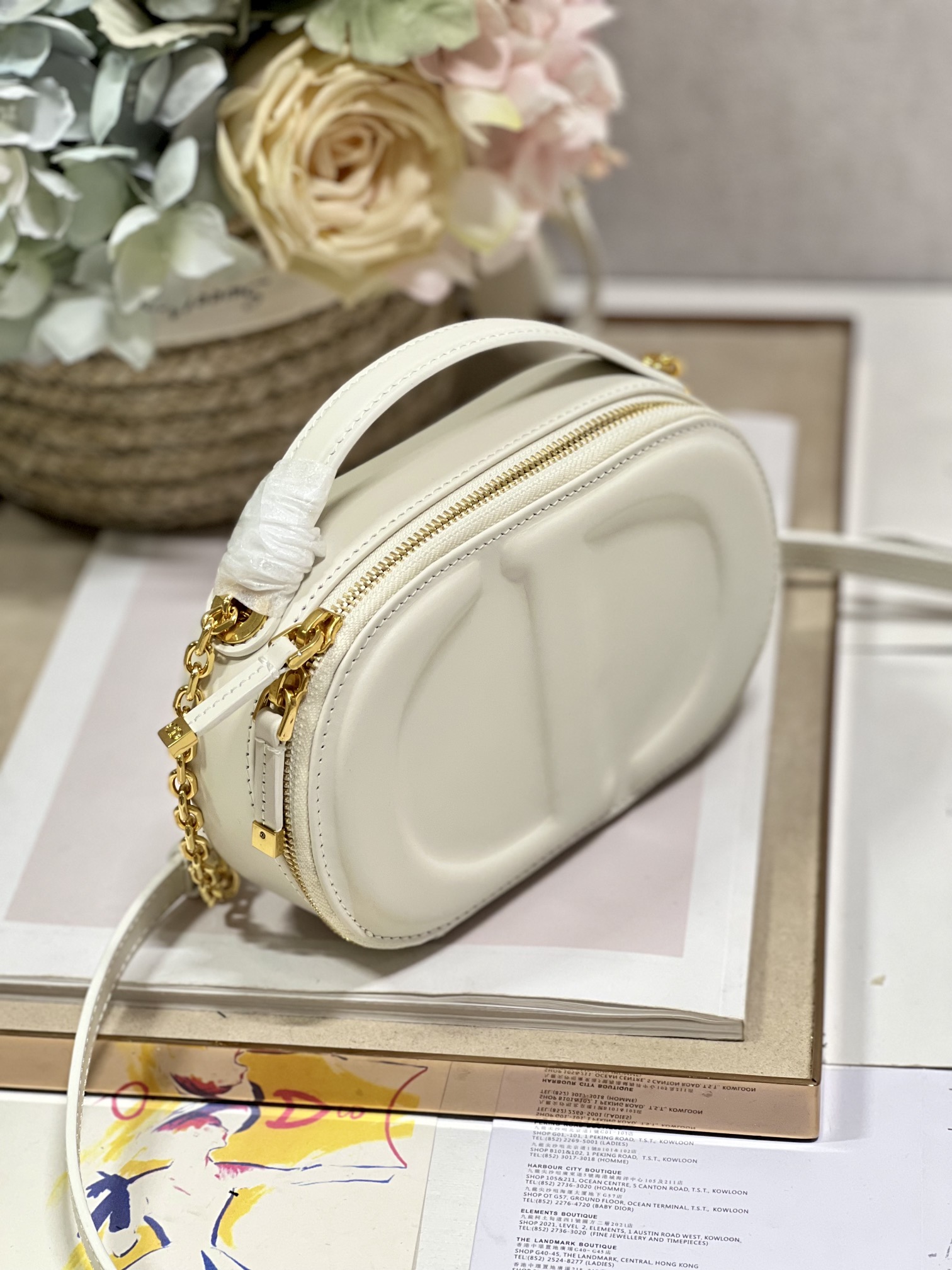 CD Signature Oval Camera Bag WhiteThis CD Signature Oval Camera Bag is a new addition to the a