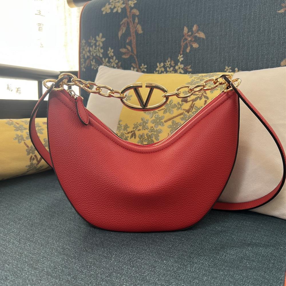 Small model 2080A Li WenGARAVANI VLOGO MOON small chain leather HOBO handbag Thanks to a chain and detachable leather shoulder straps this handbag c