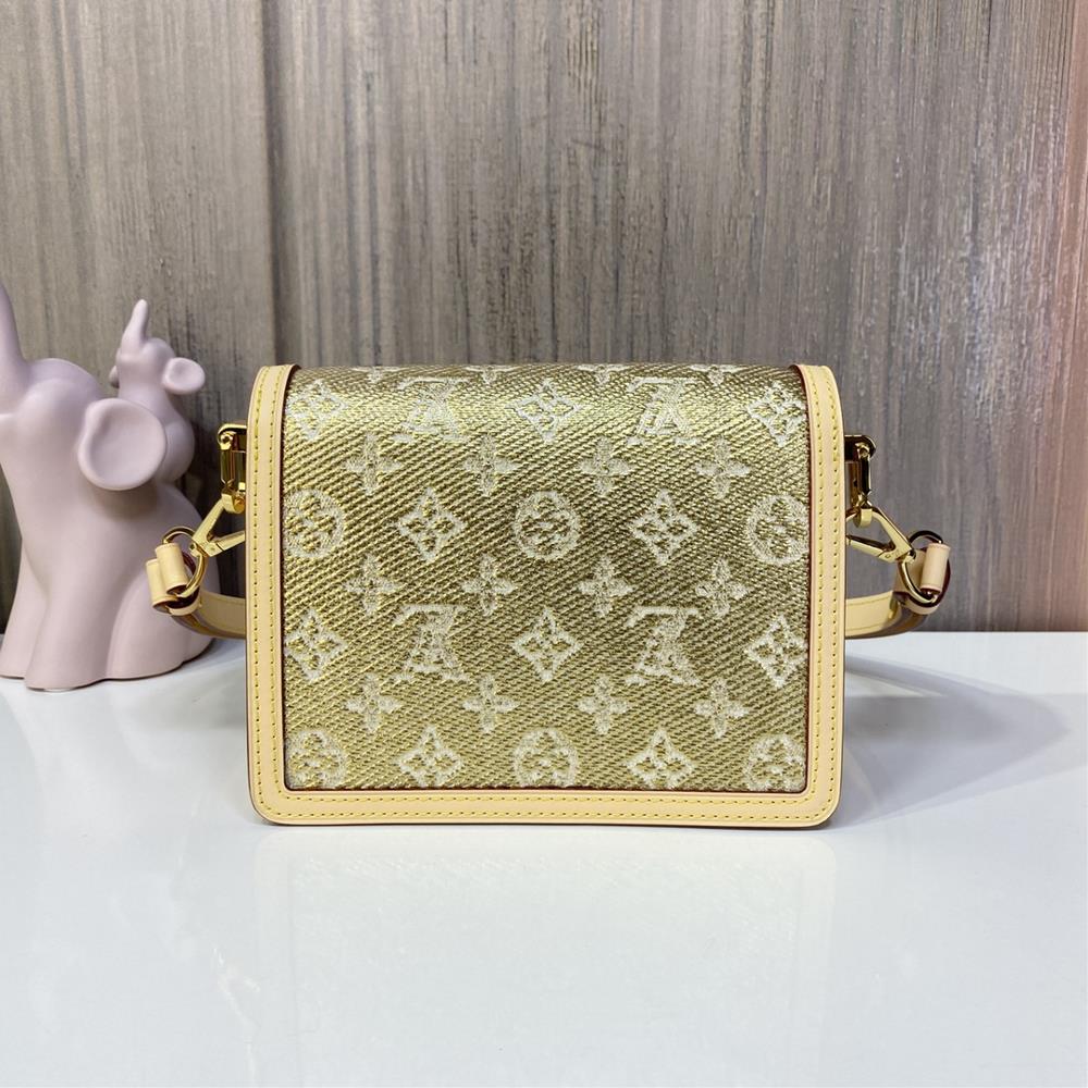 The new Daphne series M22826 gold Dauphine mini handbag is made of Monogram canvas and is