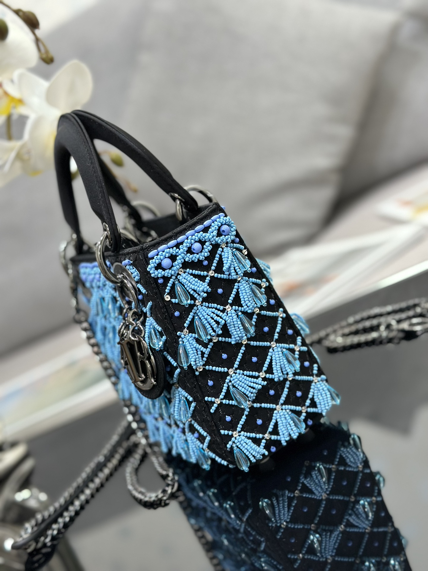 Lady Diors new three grid embroidered water drop blue bead is a brand new item of this season 