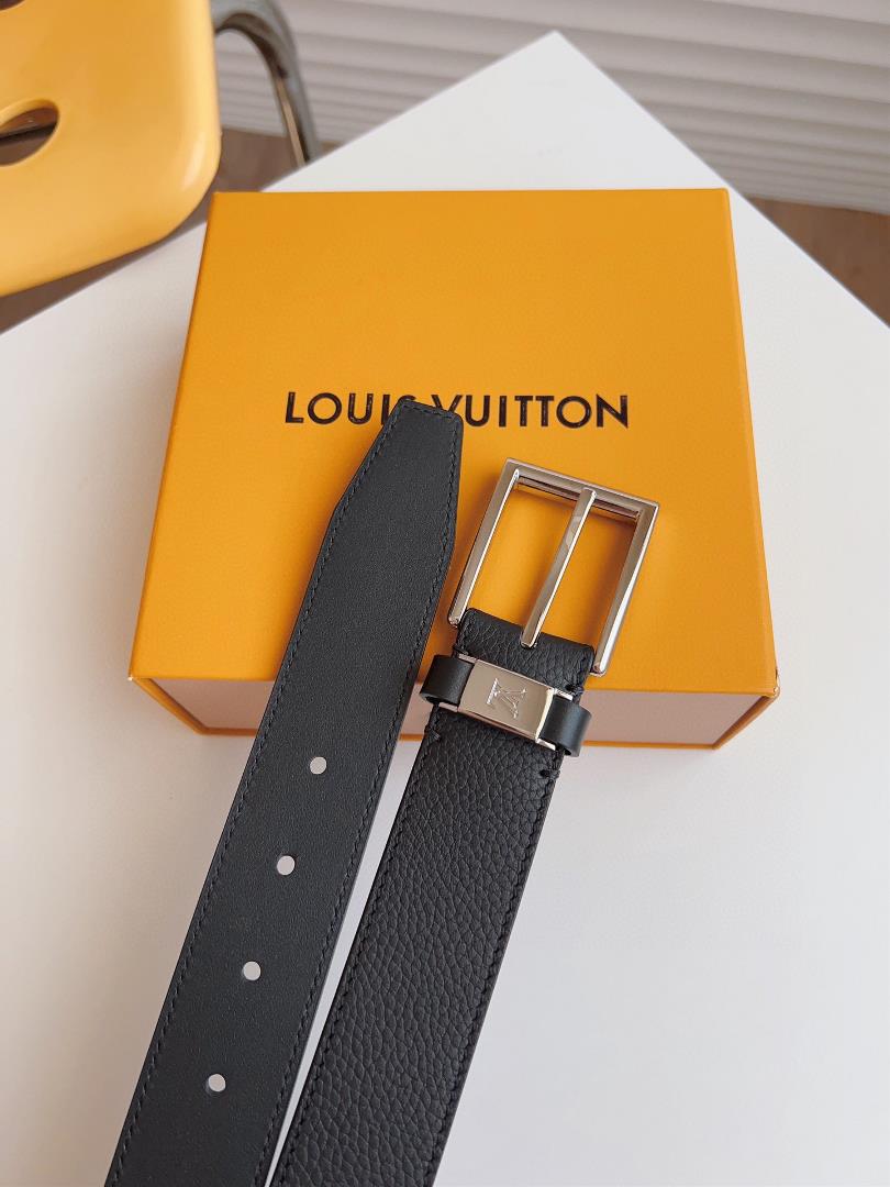 The LV CITY PIN waistband outlines smooth lines in a classic style exuding a calm busines