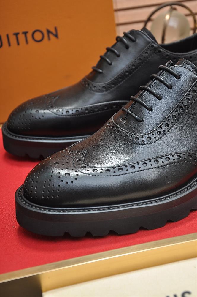 LVs original single cowhide inner lining LVs latest genuine leather business suit shoes are also available on the official website The top layer o