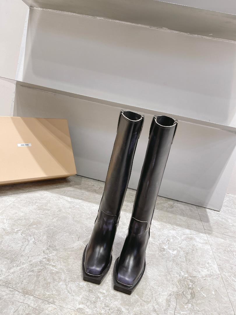 Introducing retro and trendy long boots in the Miumi 2023 AutumnWinter collectionThe toe of the sho