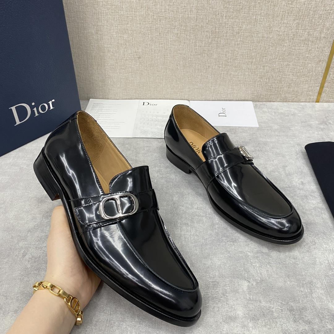 The official price of DIO TIMELESS This Slipon shoe reflect classic elegance Made of bl