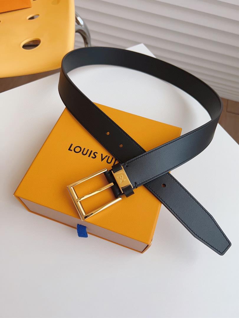 The LV CITY PIN waistband outlines smooth lines in a classic style exuding a calm busines